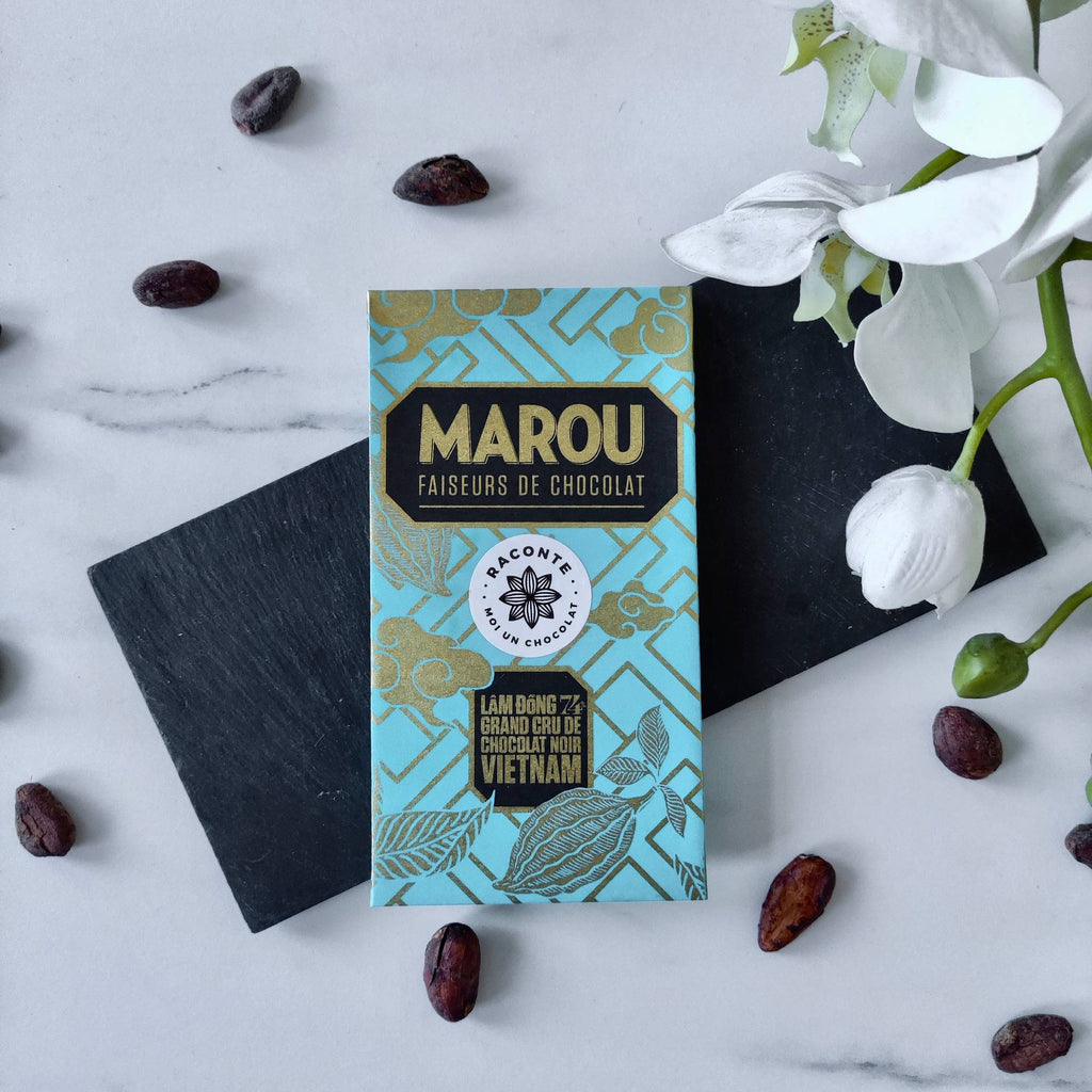 Marou, faiseurs de chocolat vous propose un chocolat noir 74% de cacao fabriqué uniquement au Vietnam. végan  tablette de chocolat noir  tablette chocolatée  Tablette chocolat  sensation chocolatée  plaquette de chocolat  plaque de chocolat noir  plaisir d'offrir chocolat  Origine Vietnam  meilleurs chocolats du monde  Marou  fête des mères  chocolats noirs  CHOCOLATS NOIR  chocolatier  Chocolat éthique  chocolat équitable  chocolat à offrir  Chocolat vegan  chocolat noir