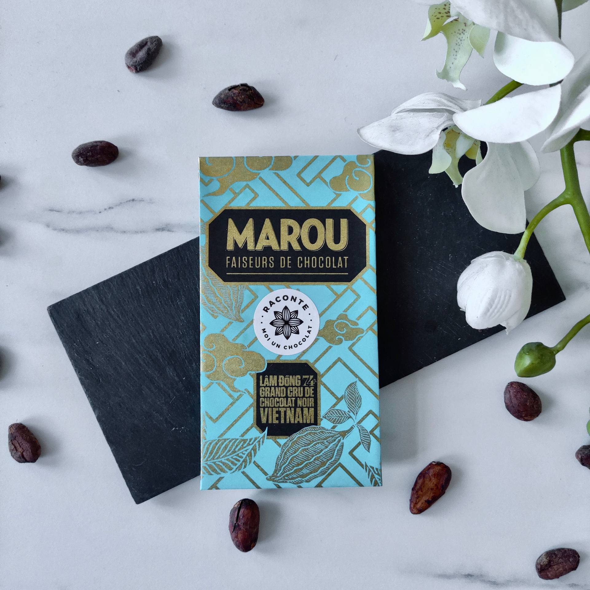 Marou, faiseurs de chocolat vous propose un chocolat noir 74% de cacao fabriqué uniquement au Vietnam. végan  tablette de chocolat noir  tablette chocolatée  Tablette chocolat  sensation chocolatée  plaquette de chocolat  plaque de chocolat noir  plaisir d'offrir chocolat  Origine Vietnam  meilleurs chocolats du monde  Marou  fête des mères  chocolats noirs  CHOCOLATS NOIR  chocolatier  Chocolat éthique  chocolat équitable  chocolat à offrir  Chocolat vegan  chocolat noir