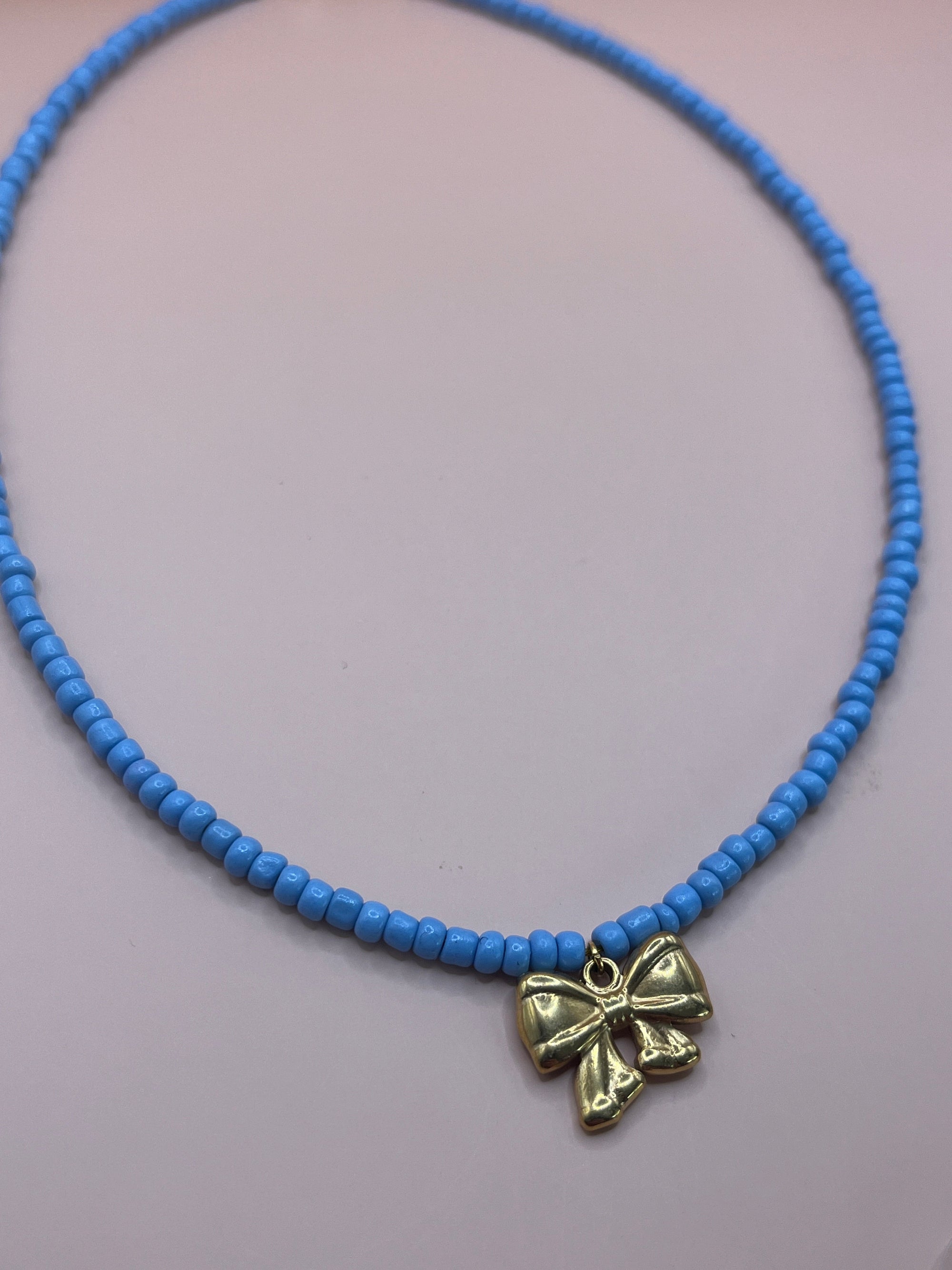 collier bleu noeud
