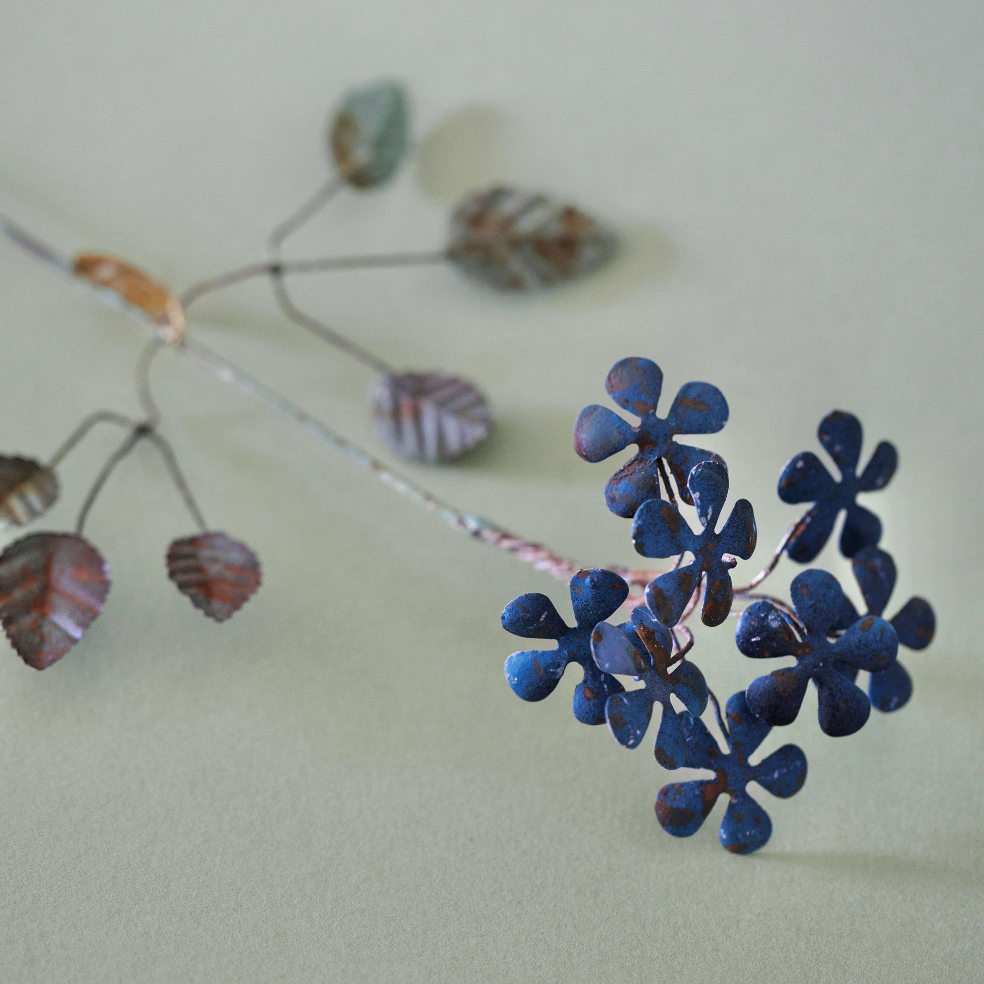 Fleur en laiton Kalika bleue