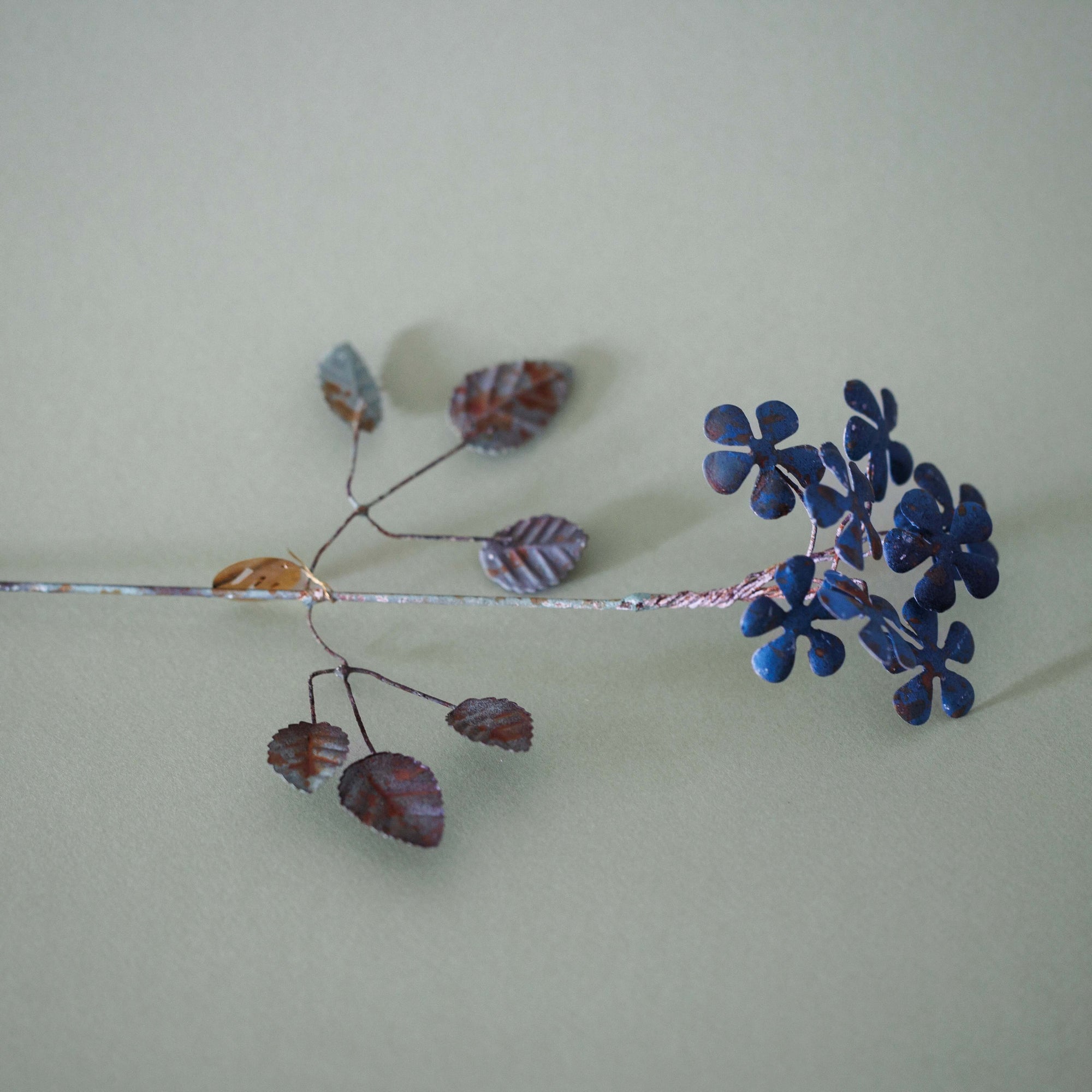 Fleur en laiton Kalika bleue