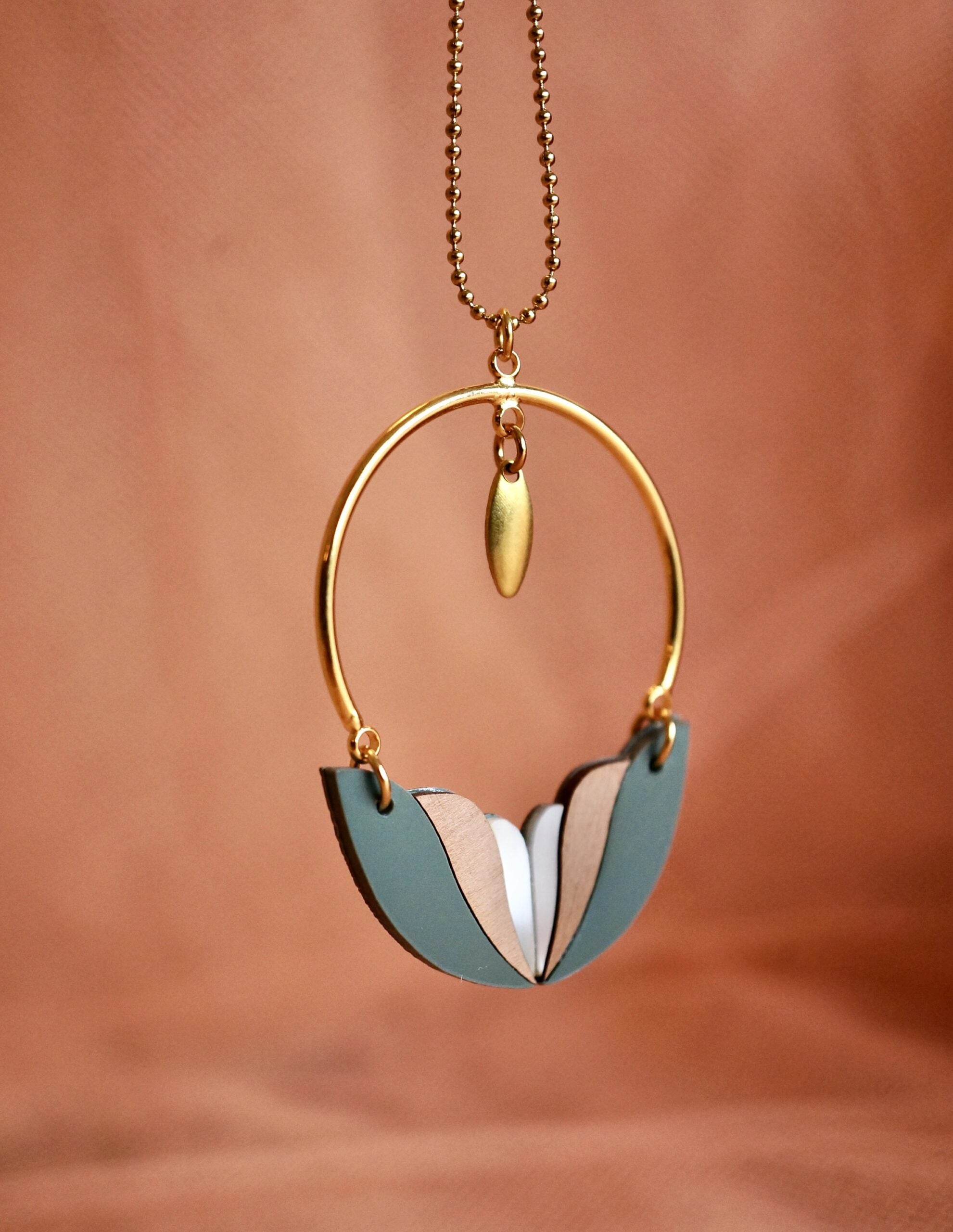 Collier long femme en plexiglas vert ~ Mila ~