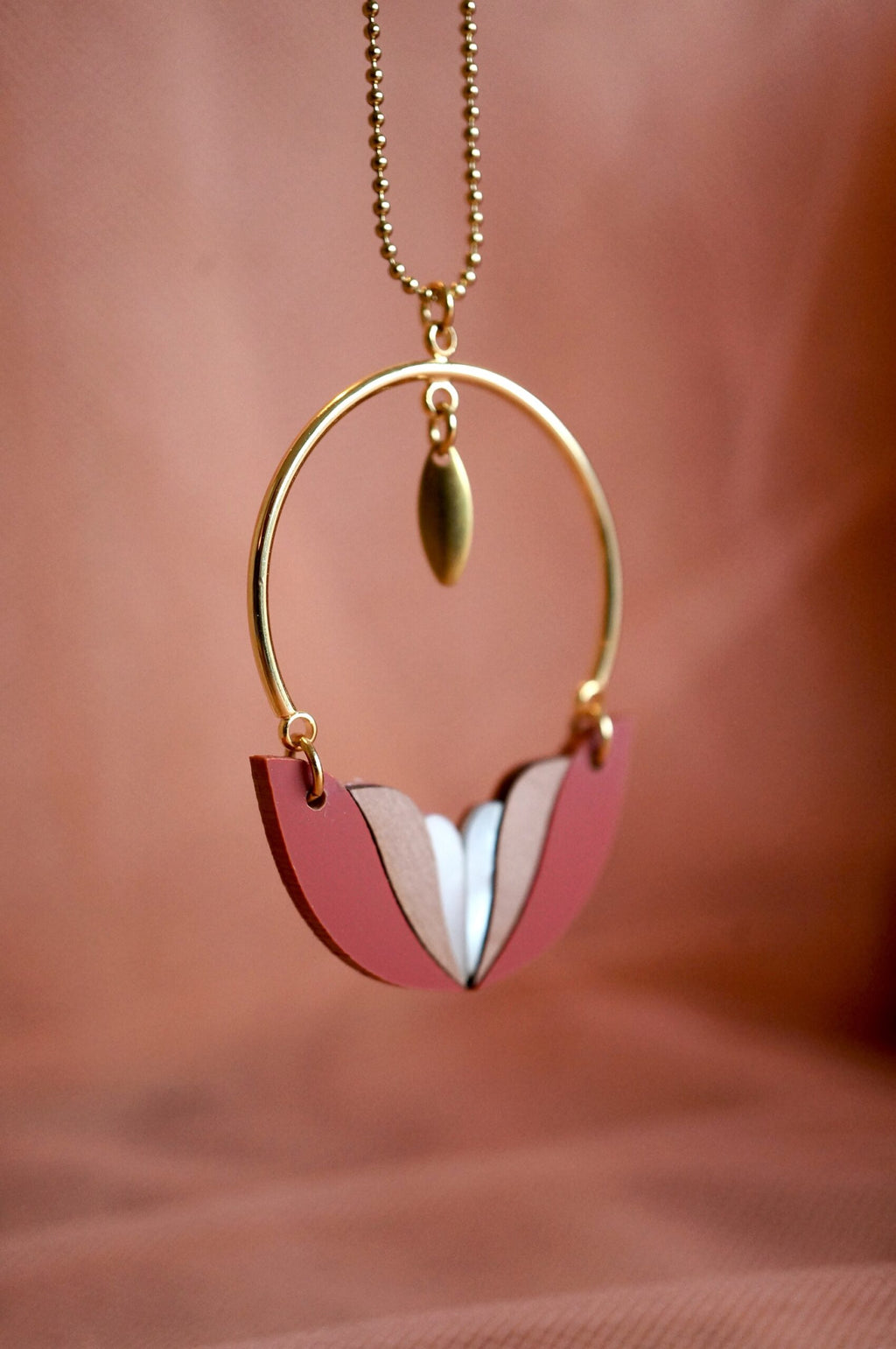 Collier long femme en plexiglas rouge terracotta ~ Mila ~