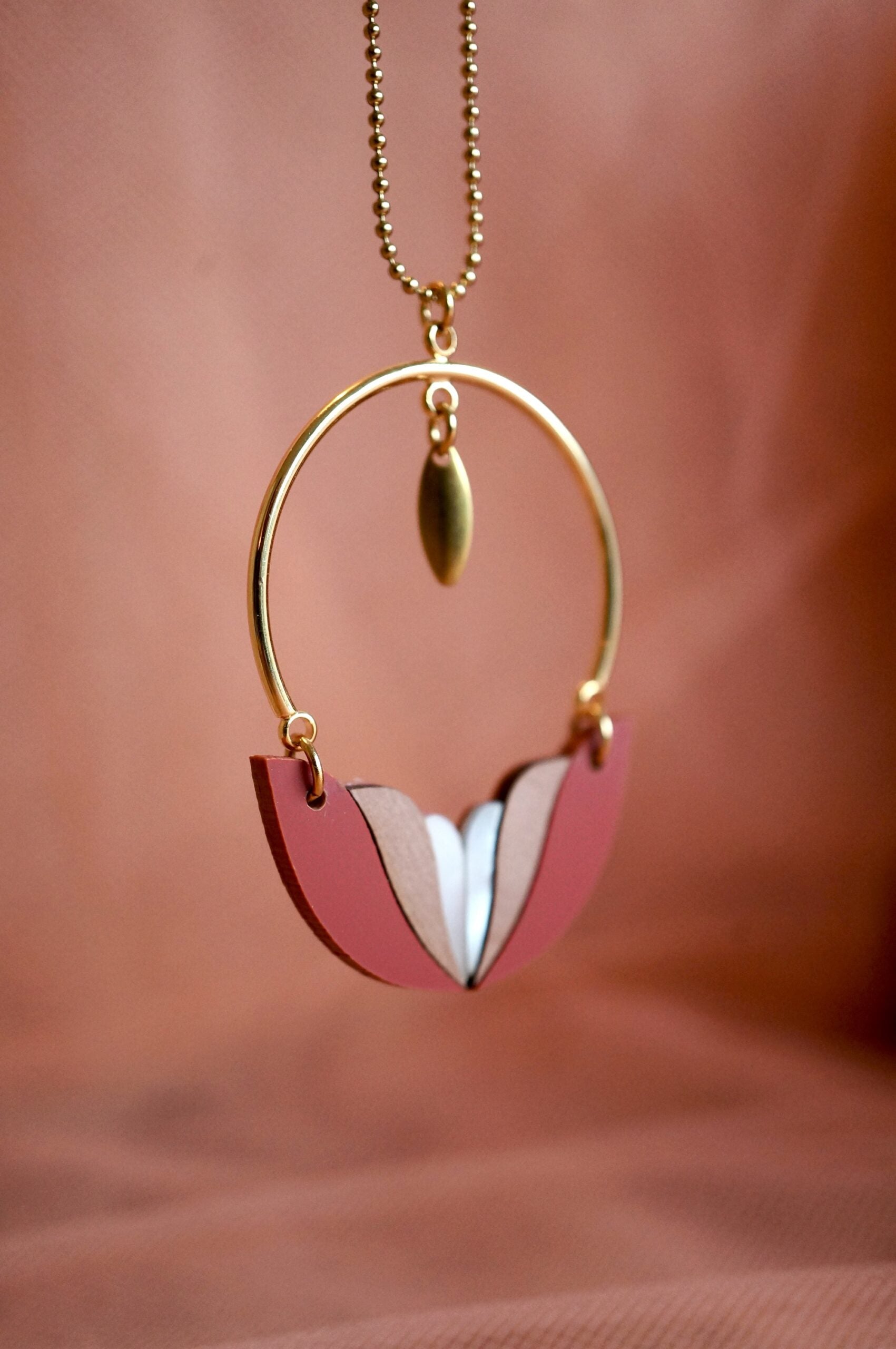 Collier long femme en plexiglas rouge terracotta ~ Mila ~