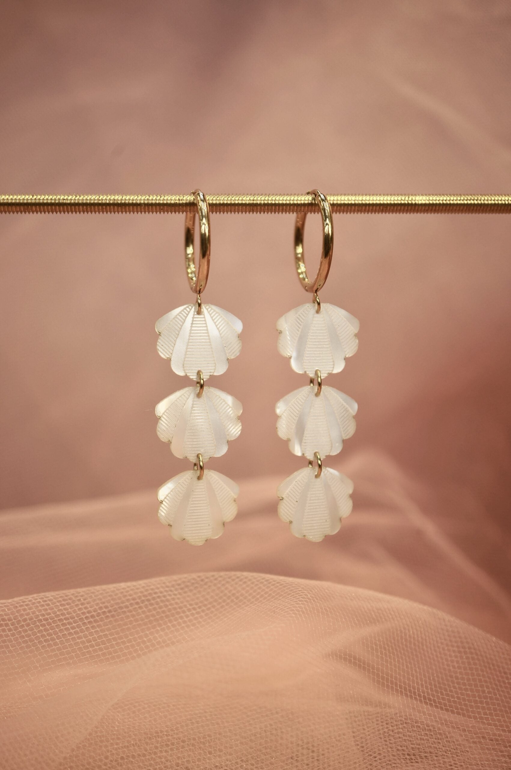 Boucles pendantes trio de coquillages en plexiglas nacré ~ Gaya ~ version mini