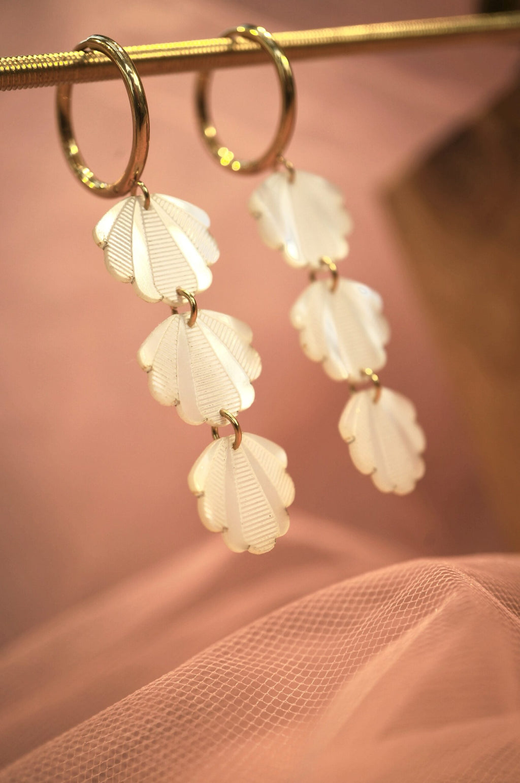 Boucles pendantes trio de coquillages en plexiglas nacré ~ Gaya ~ version mini