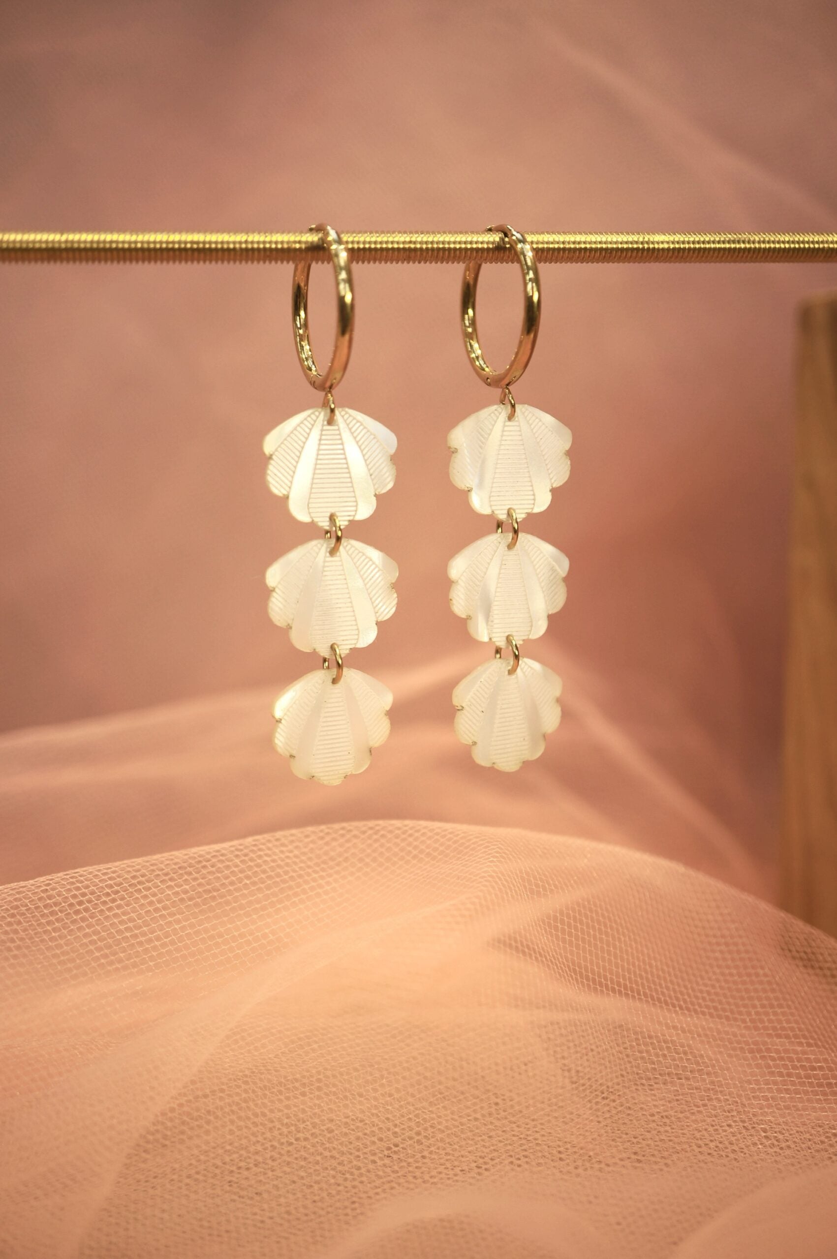 Boucles pendantes trio de coquillages en plexiglas nacré ~ Gaya ~ version mini