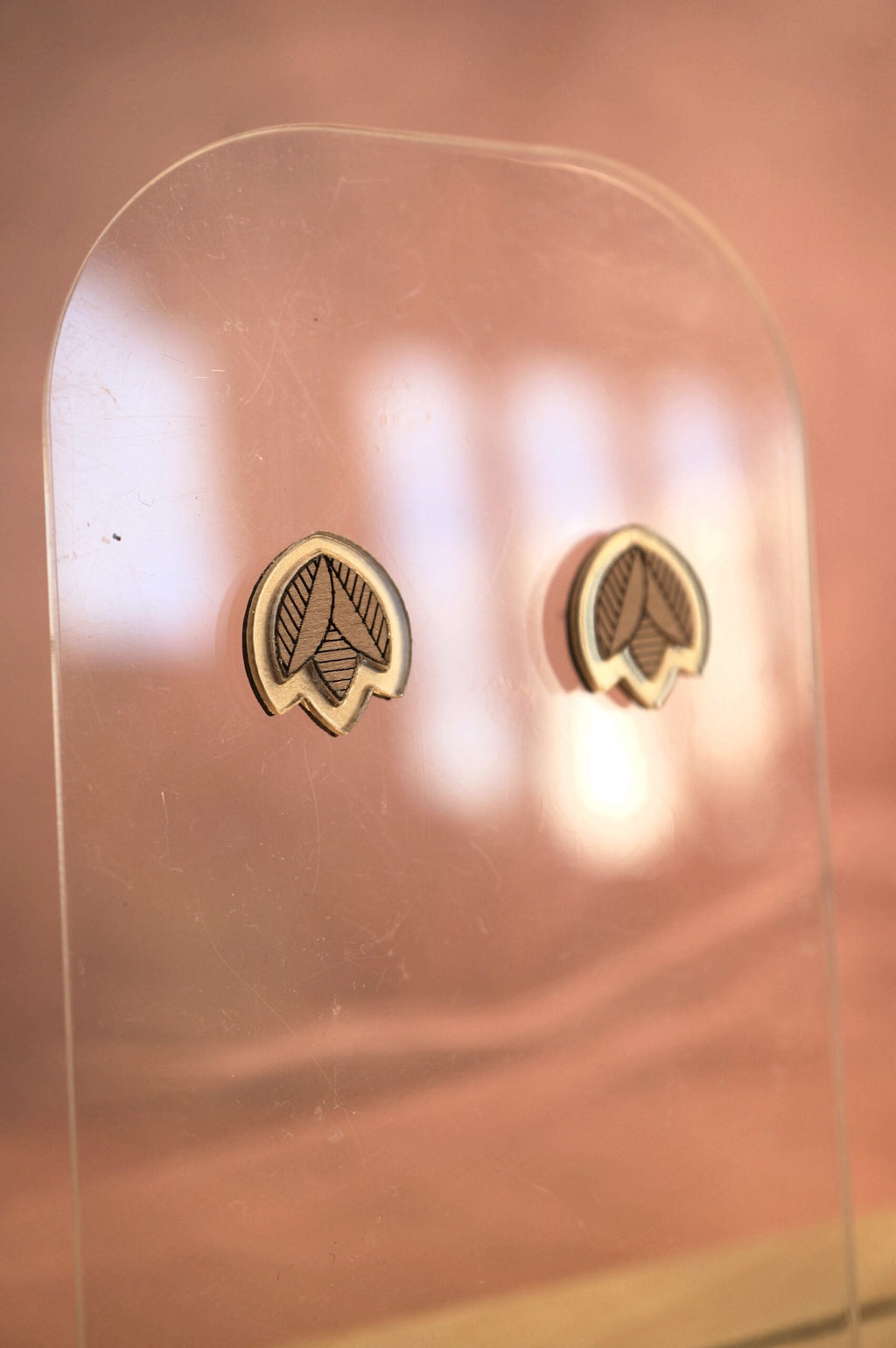 Puces d'oreilles fleurs en bois et plexiglas - Ally - or