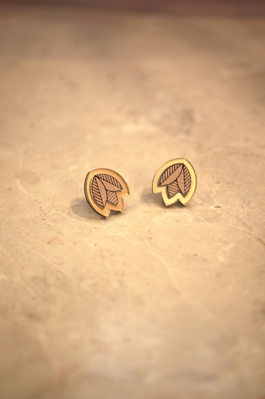 Puces d'oreilles fleurs en bois et plexiglas - Ally - or