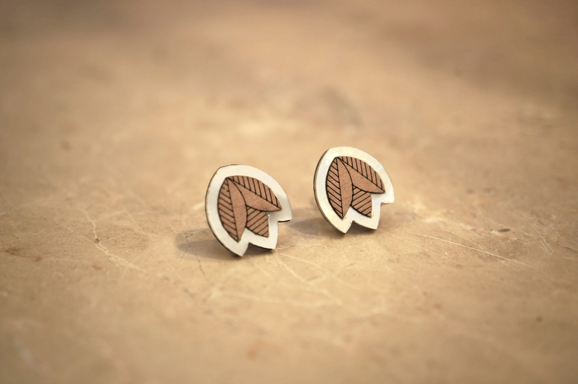 Puces d'oreilles fleurs en bois et plexiglas - Ally - nacre