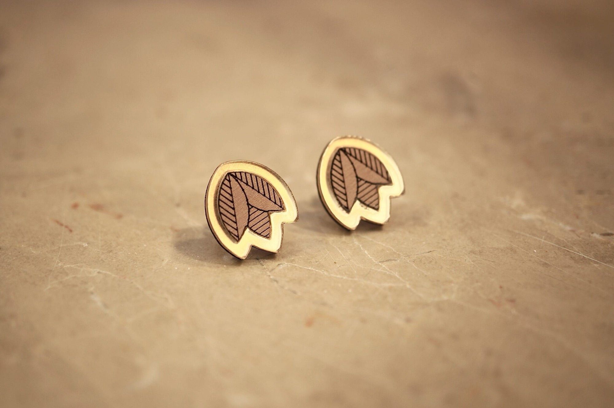 Puces d'oreilles fleurs en bois et plexiglas - Ally - or