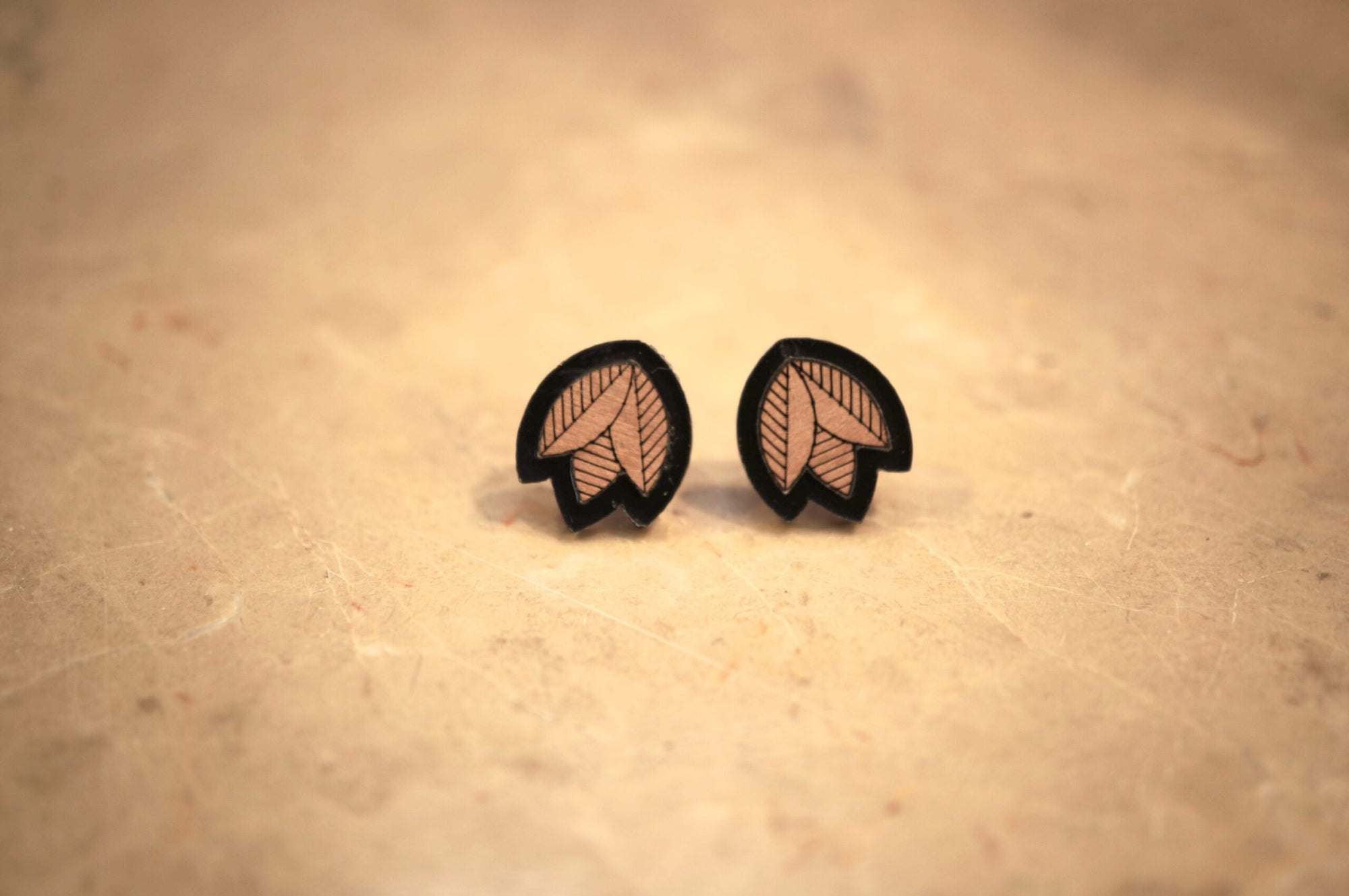 Puces d'oreilles fleurs en bois et plexiglas - Ally - noir