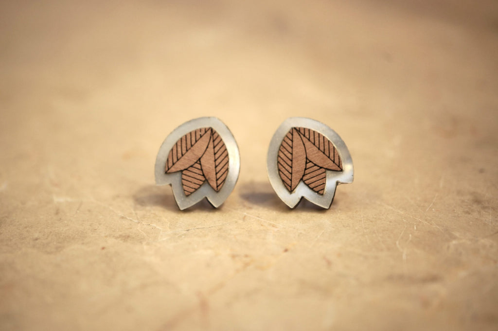 Puces d'oreilles fleurs en bois et plexiglas - Ally - nacre