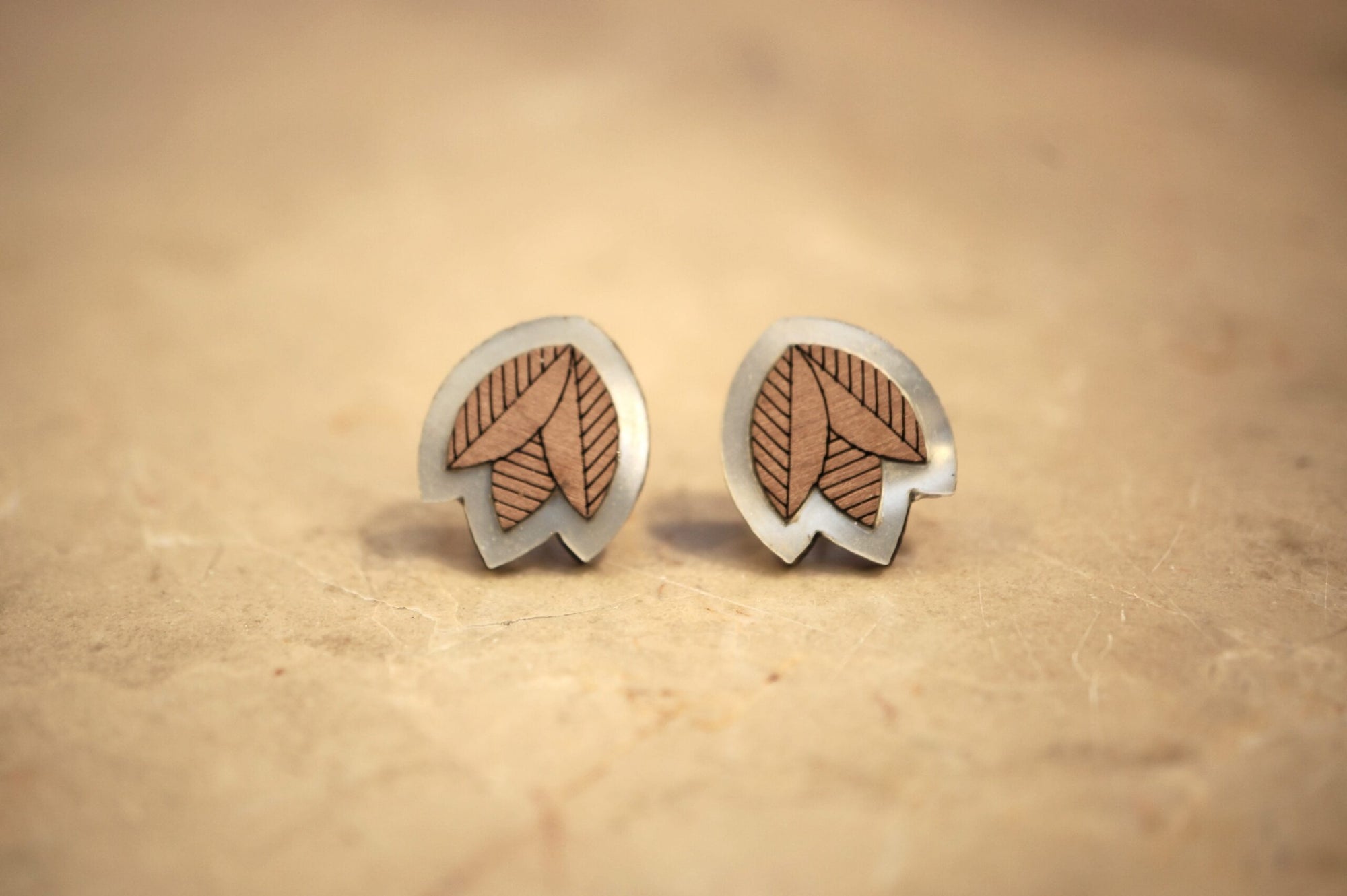 Puces d'oreilles fleurs en bois et plexiglas - Ally - nacre