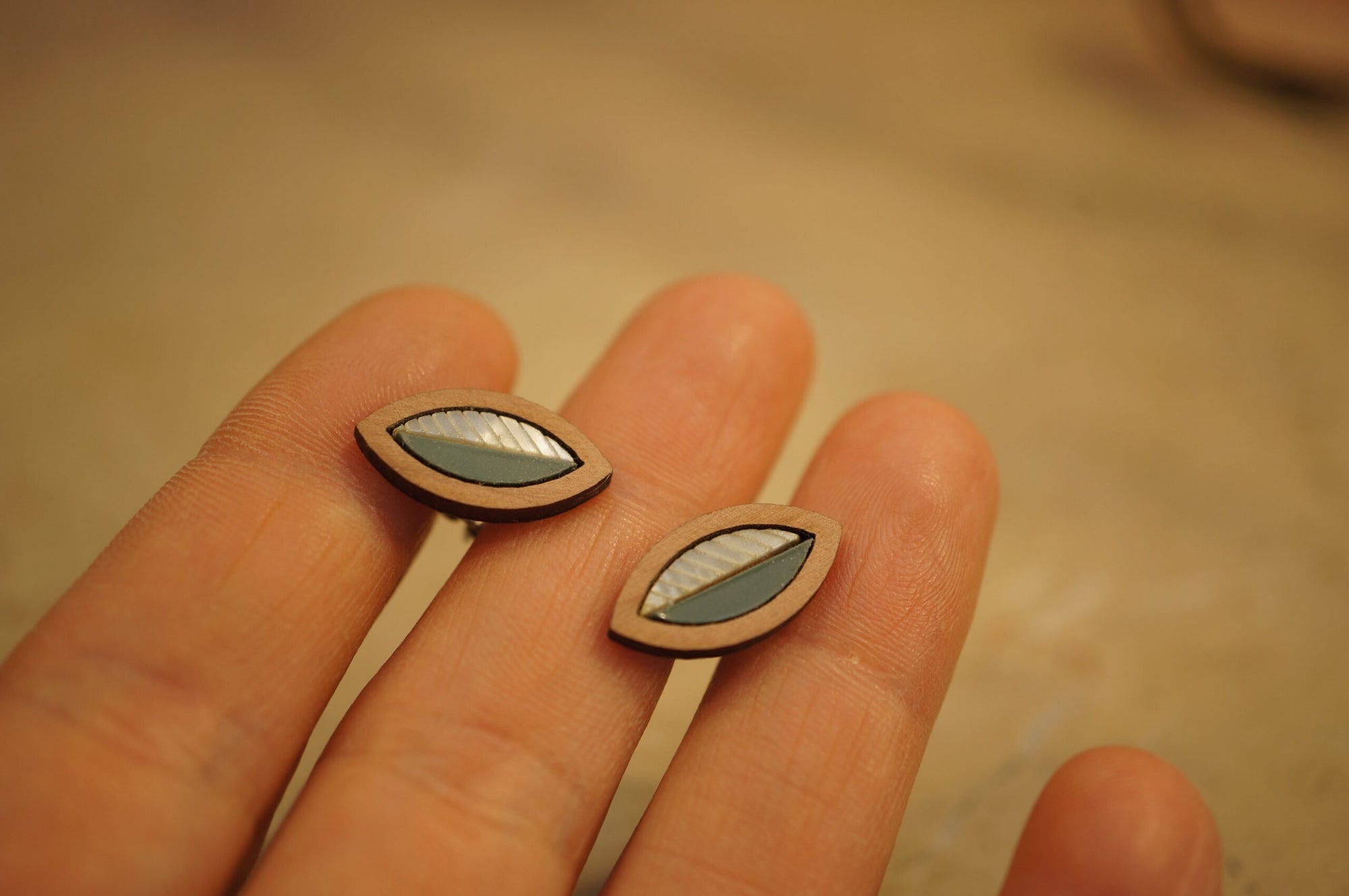 Puces d'oreilles feuilles en bois et plexiglas - Bali - vert