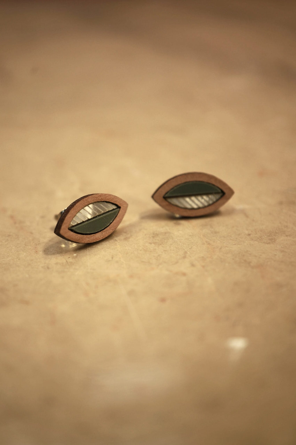 Puces d'oreilles feuilles en bois et plexiglas - Bali - vert