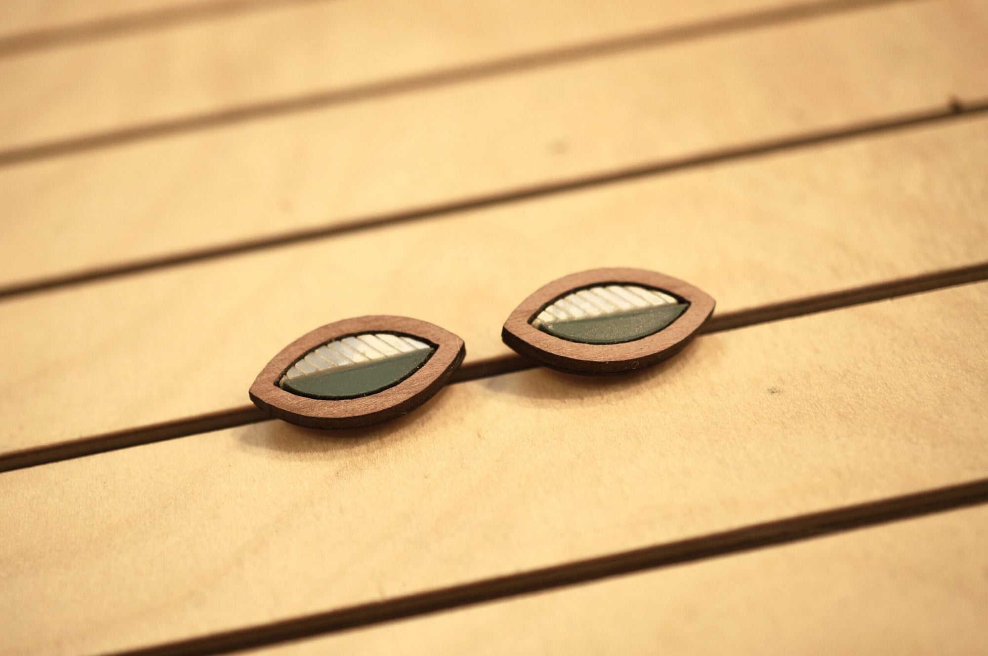 Puces d'oreilles feuilles en bois et plexiglas - Bali - vert