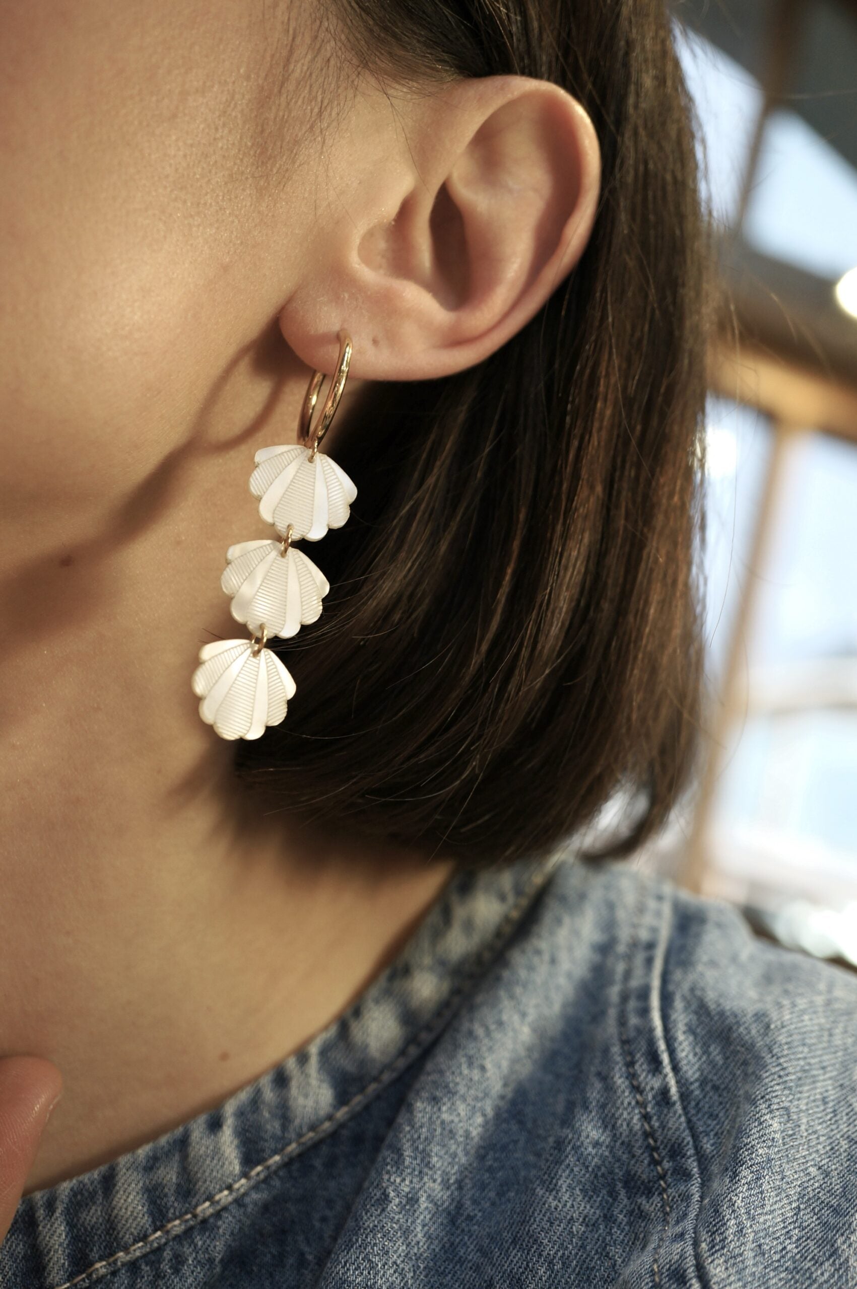 Boucles pendantes trio de coquillages en plexiglas nacré ~ Gaya ~ version mini