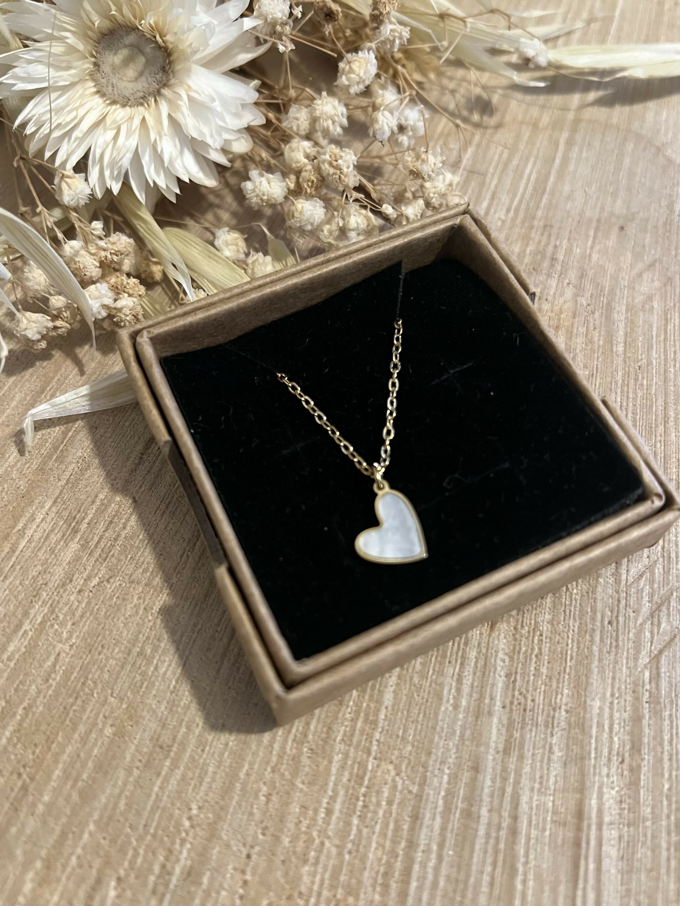 Small mother-of-pearl heart necklace