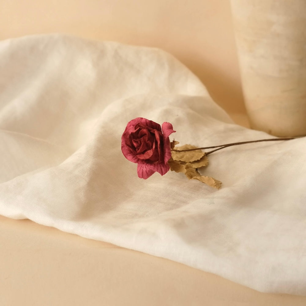 Petite rose séchée en papier rouge