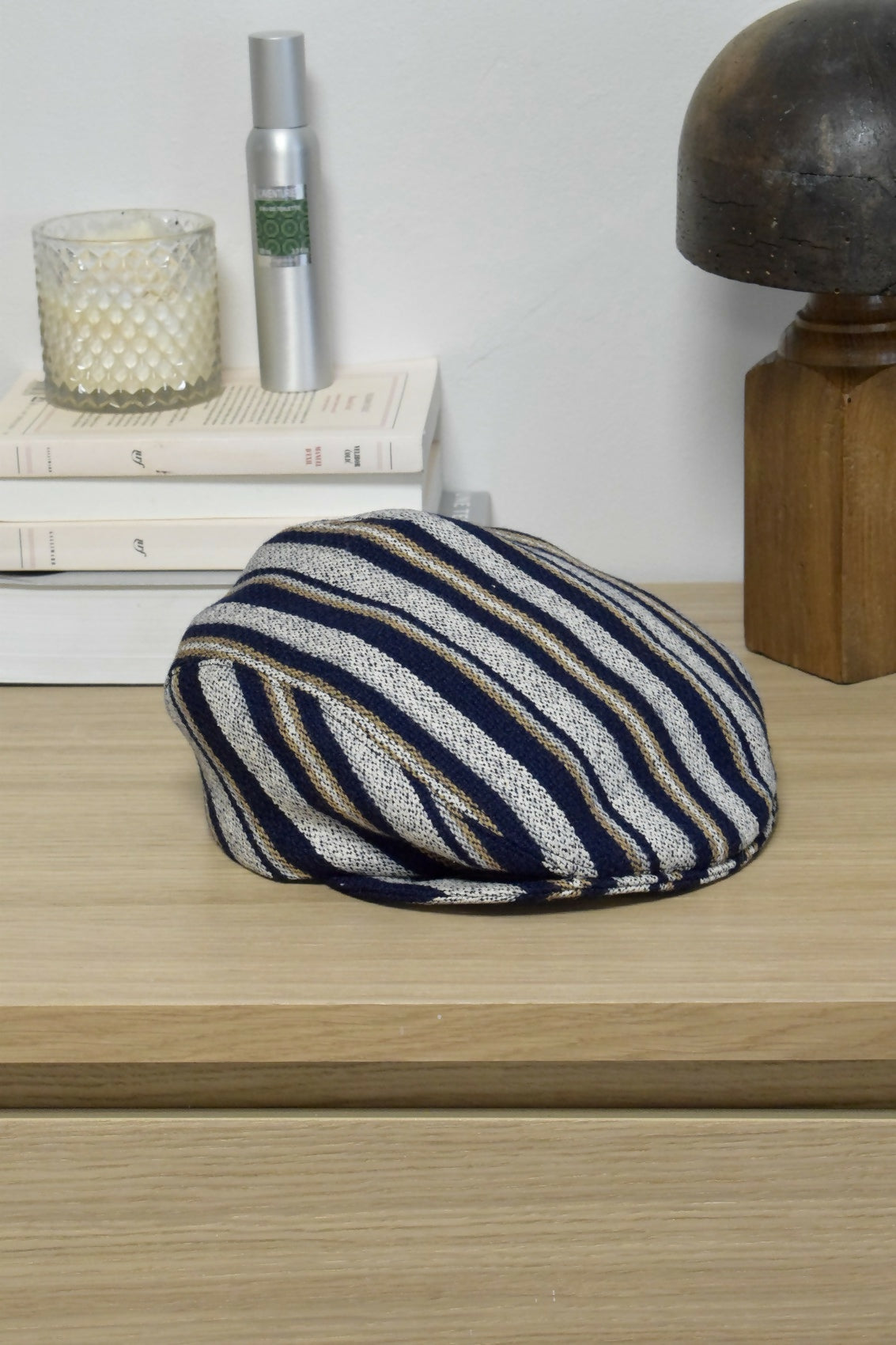casquette-plate-laine-rayures-blanc-bleu-homme-chic-ethique-artisanale-fait-main-tendance-upcycling