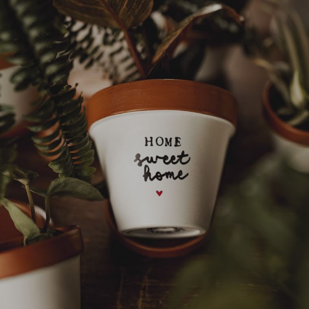 pot de fleur personnalisé pot de fleur déco cadeau crémaillère joli pot fait main pot artisanal français cadeau maison pot terracotta home sweet home décoration intérieure fleuriste concept store cadeau installation cadeau original pot avec message plante succulente pot de fleur naturel slow déco artisanat français pot de fleur cadeau maison neuve cadeau fleuriste made in France