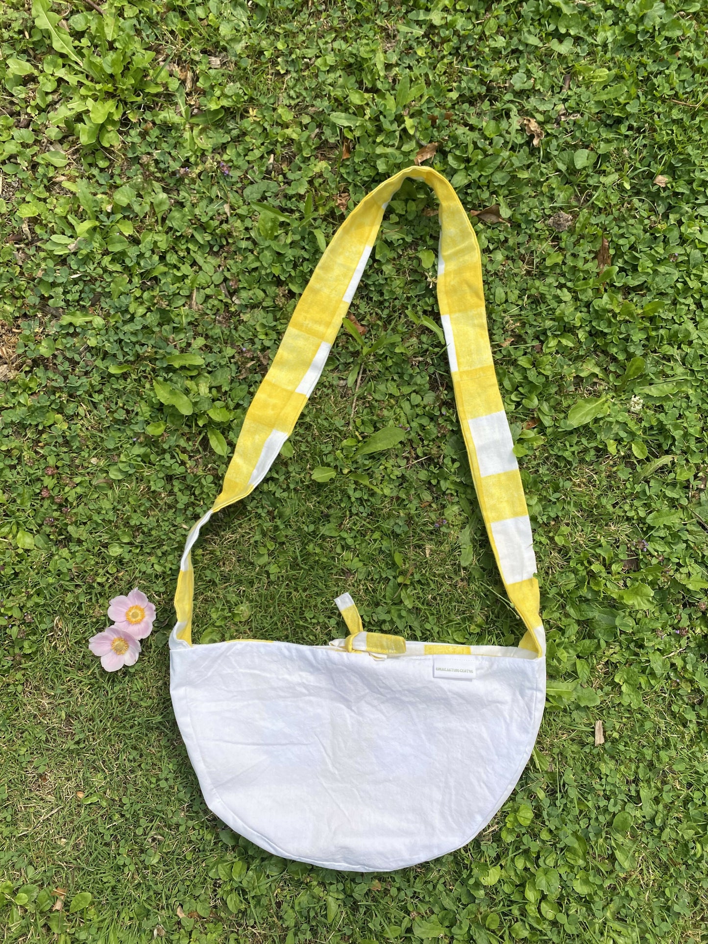 Everlasting Clothe Sac demi-lune upcyclé carreaux jaune et blanc 4