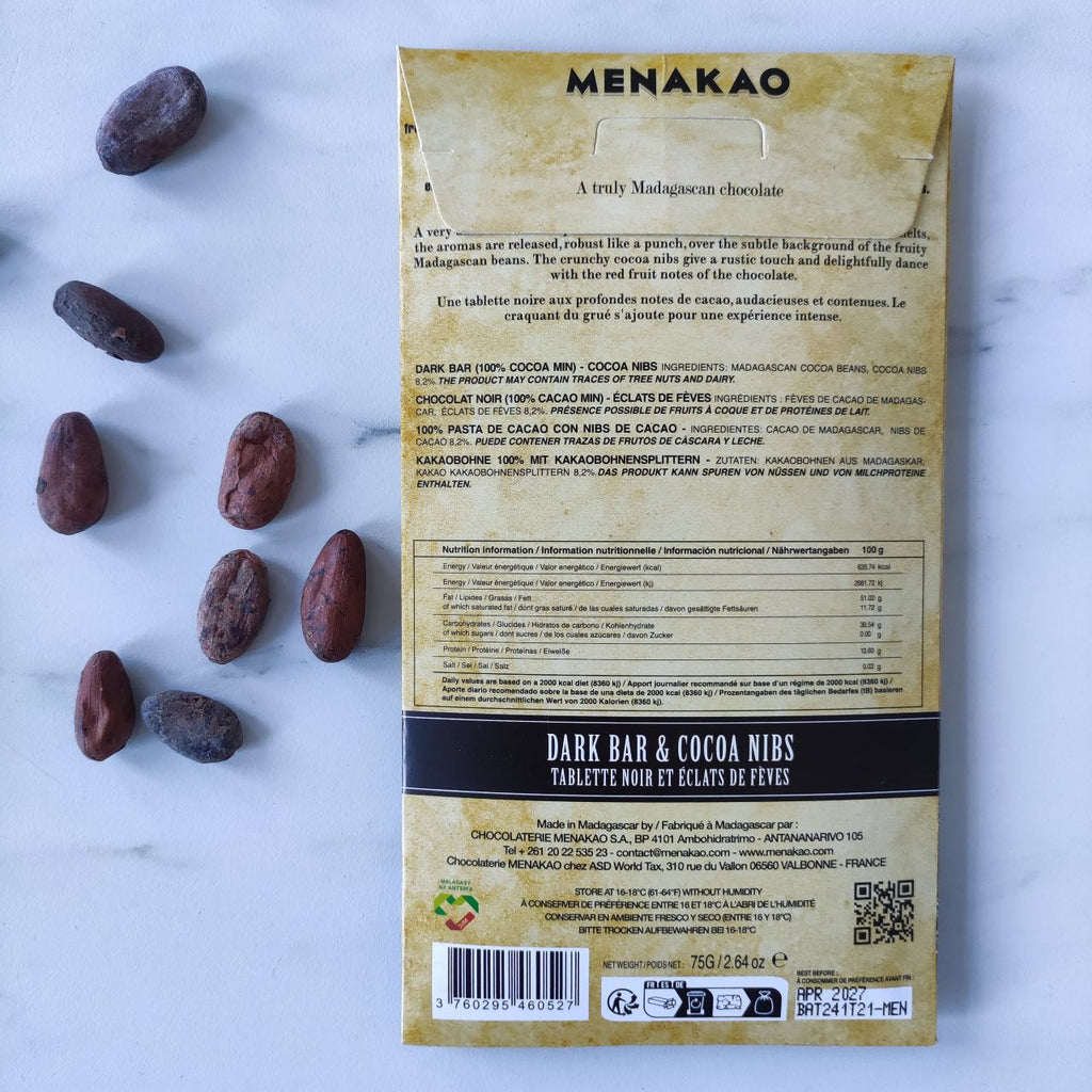 tablette de chocolat noir 100% de cacao bean-to-bar originaire de Madagascar. Une plaquette de chocolat noir avec des éclats de fèves de cacao réalisé par l'artisan chocolatier Menakao