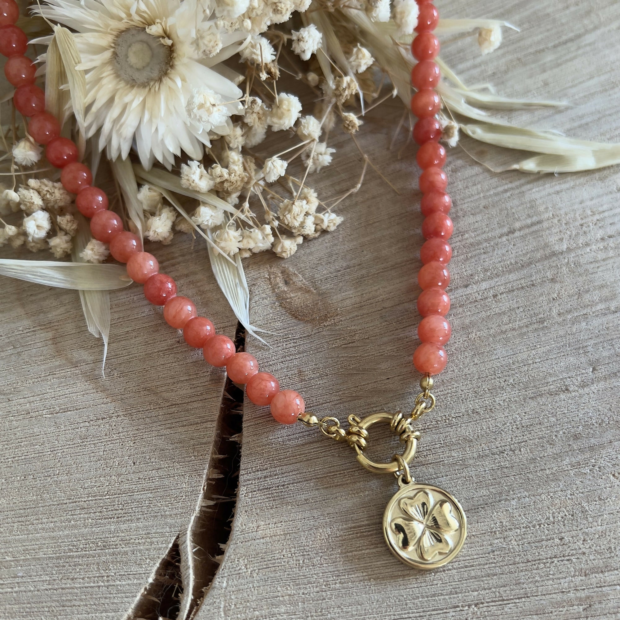 Collier corail & pendentif chance