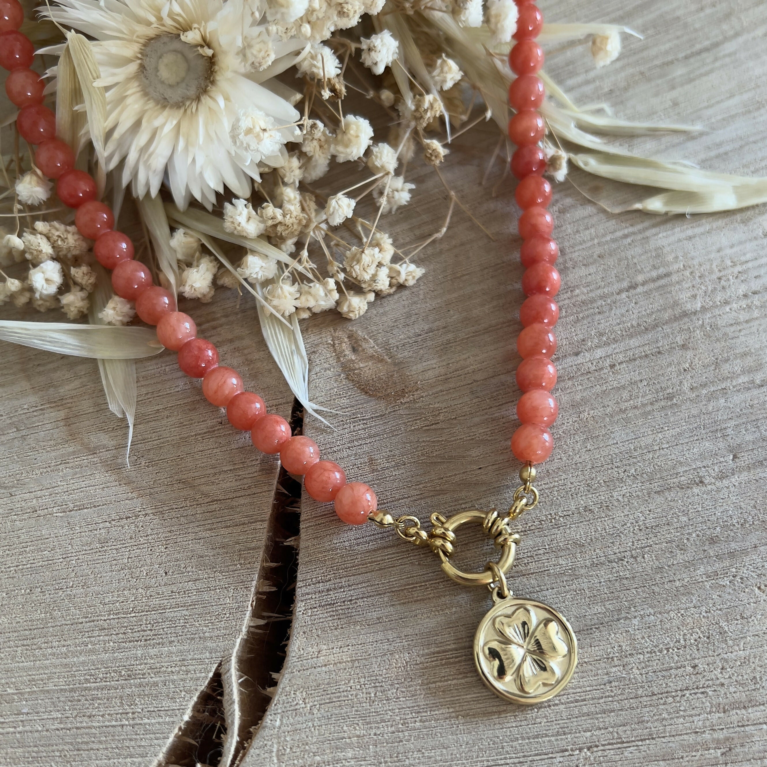 Collier corail & pendentif chance