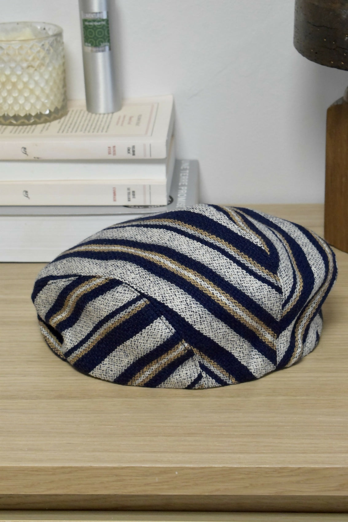 casquette-plate-laine-rayures-blanc-bleu-homme-chic-ethique-artisanale-fait-main-tendance-upcycling-3