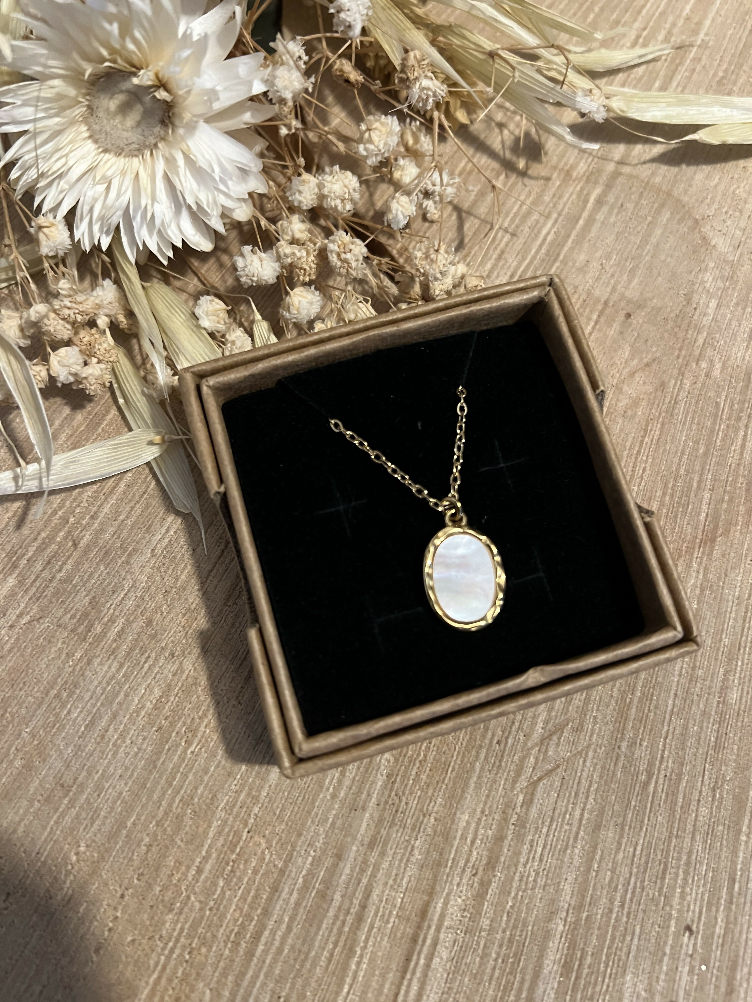 Long necklace 60cm oval mother-of-pearl pendant