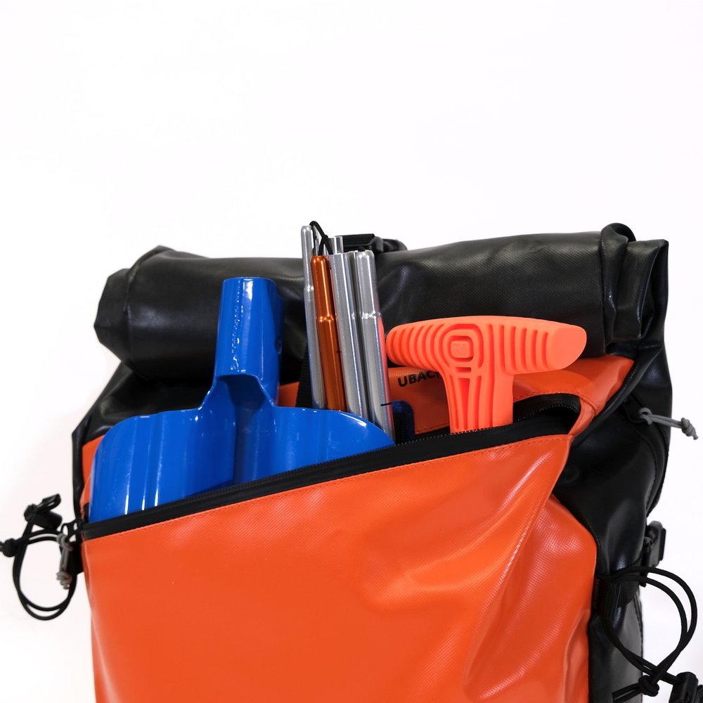 focus sur la poche contenant la pelle pliable de sauvetage