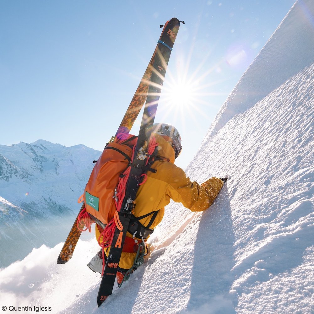 sac de ski de randonnée La Virgule et ZAG en action dans la montagne, les skis attachés sur le sac
