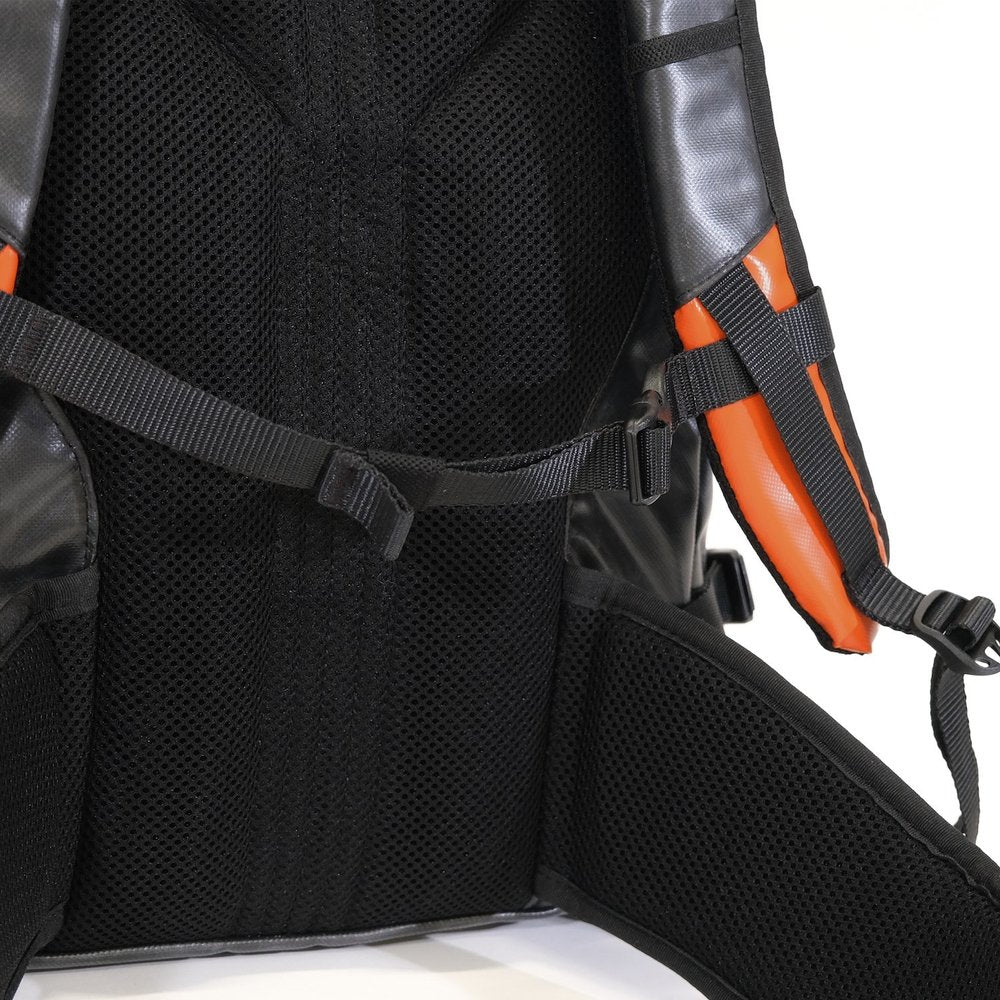 Focus sur les finitions dos du sac de ski de rando upcyclé La Virgule x ZAG