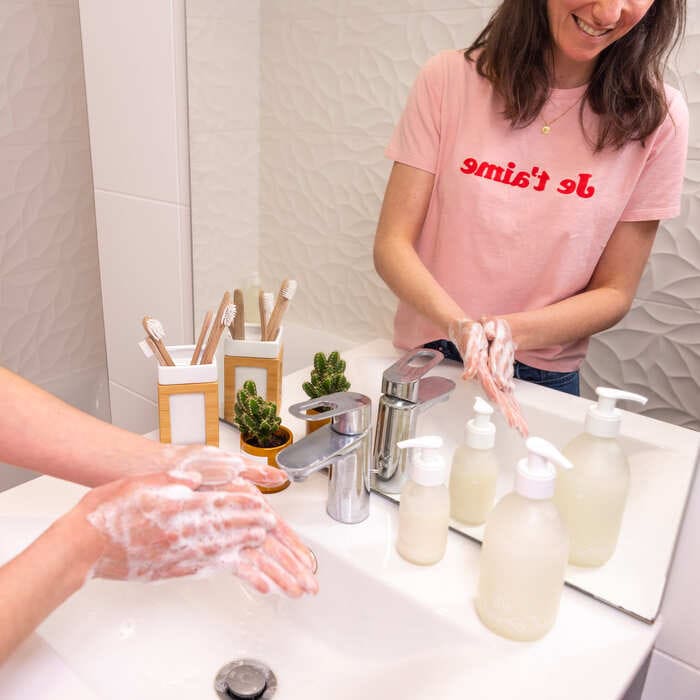 Se laver les mains avec un savon rechargeable