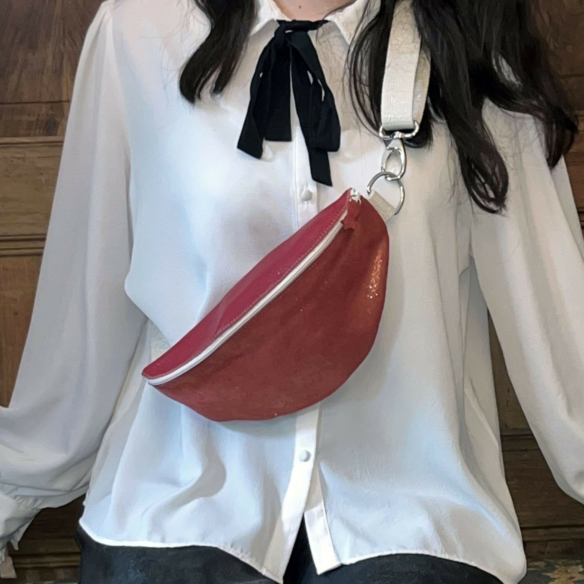 sac-banane-en-cuir-paillete-rouge-dahlia-scaled