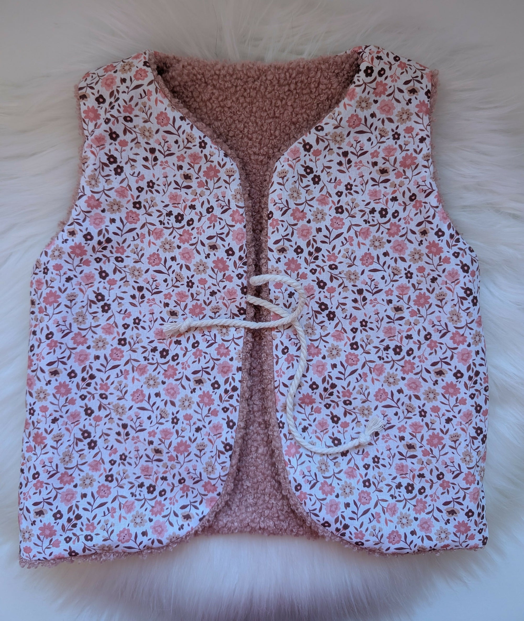 Gilet de berger réversible 18 mois 3 ans fleurs roses bouclettes