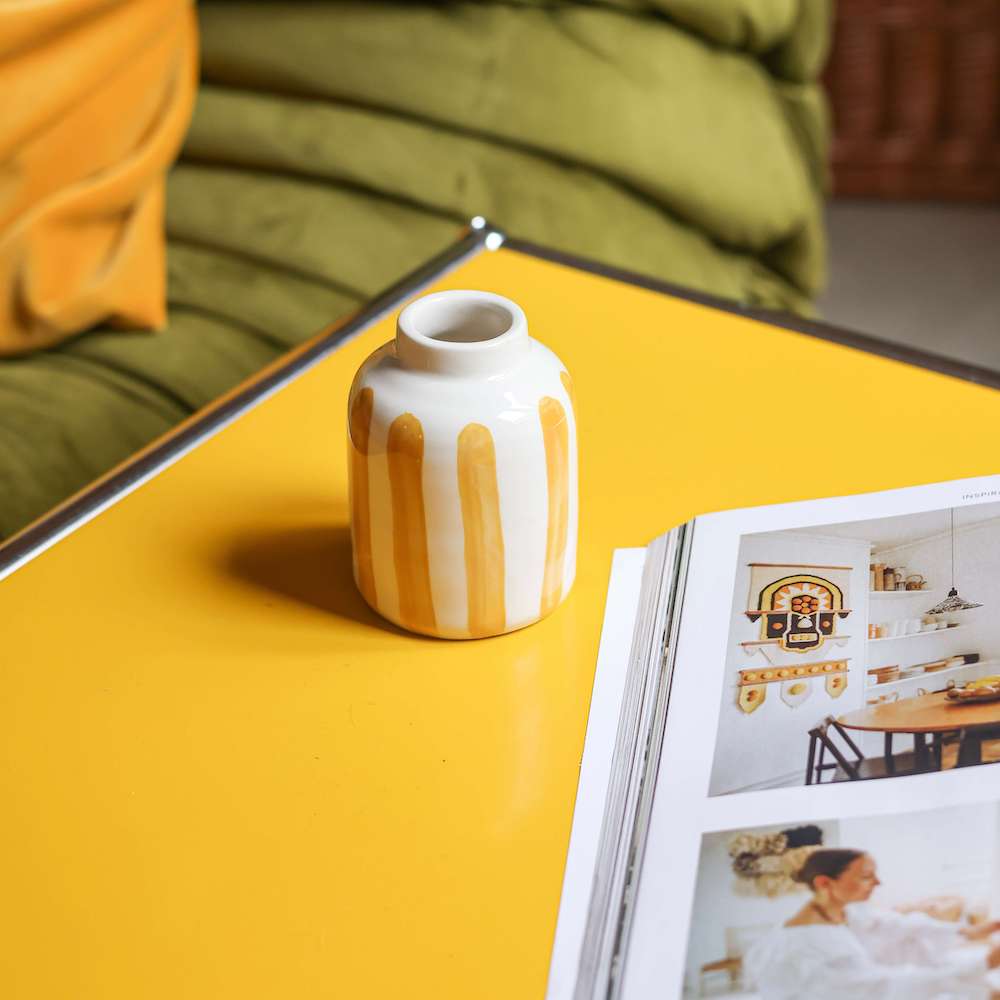 jaune-vase-raye
