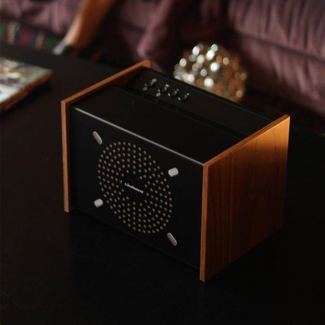 PRODIGE Black enceinte connectée bluetooth haut de gamme et fabriquée en France par A.bsolument dans un univers design salon