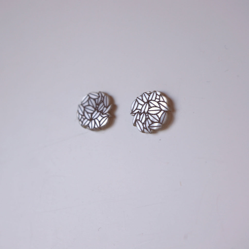 Puce d'oreille pour femme - cercle en plexiglas blanc irisé ~ Aloha ~