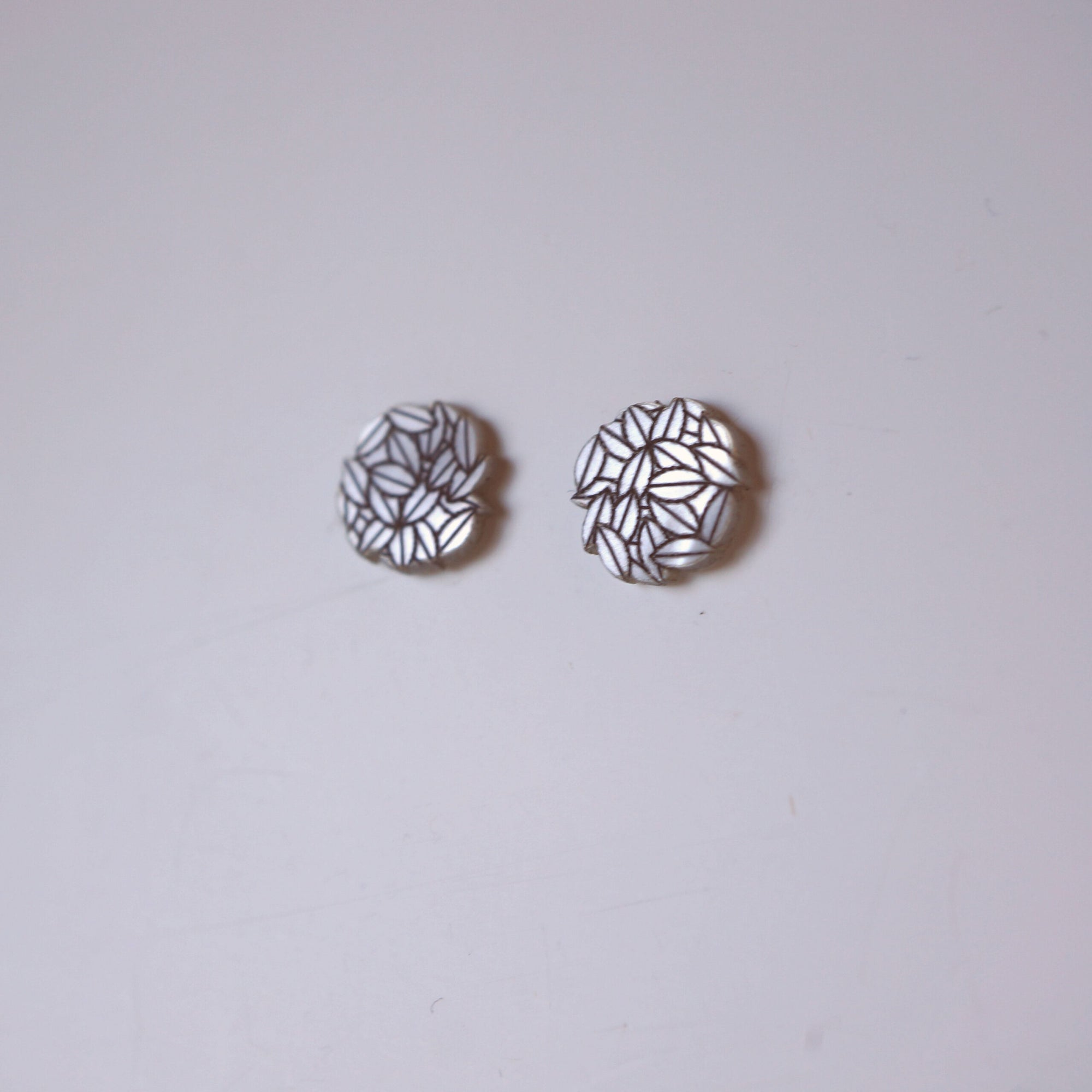 Puce d'oreille pour femme - cercle en plexiglas blanc irisé ~ Aloha ~