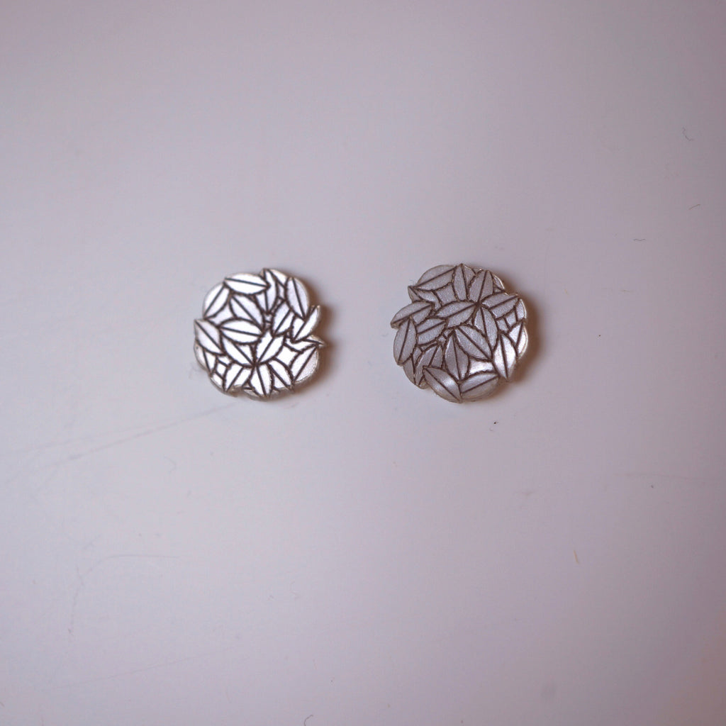 Puce d'oreille pour femme - cercle en plexiglas blanc irisé ~ Aloha ~