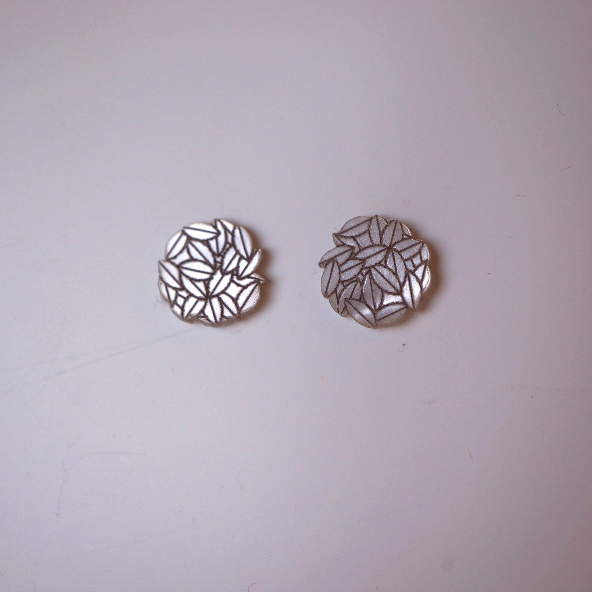 Puce d'oreille pour femme - cercle en plexiglas blanc irisé ~ Aloha ~