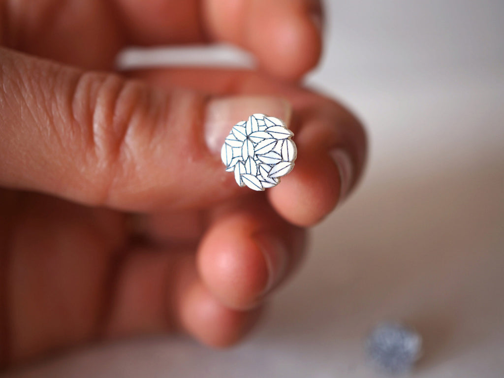 Puce d'oreille pour femme - cercle en plexiglas blanc irisé ~ Aloha ~