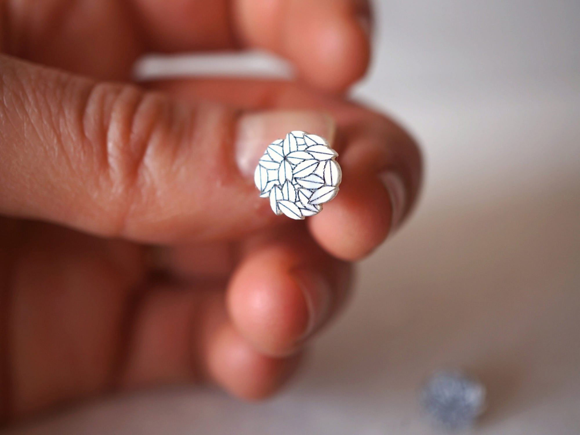 Puce d'oreille pour femme - cercle en plexiglas blanc irisé ~ Aloha ~