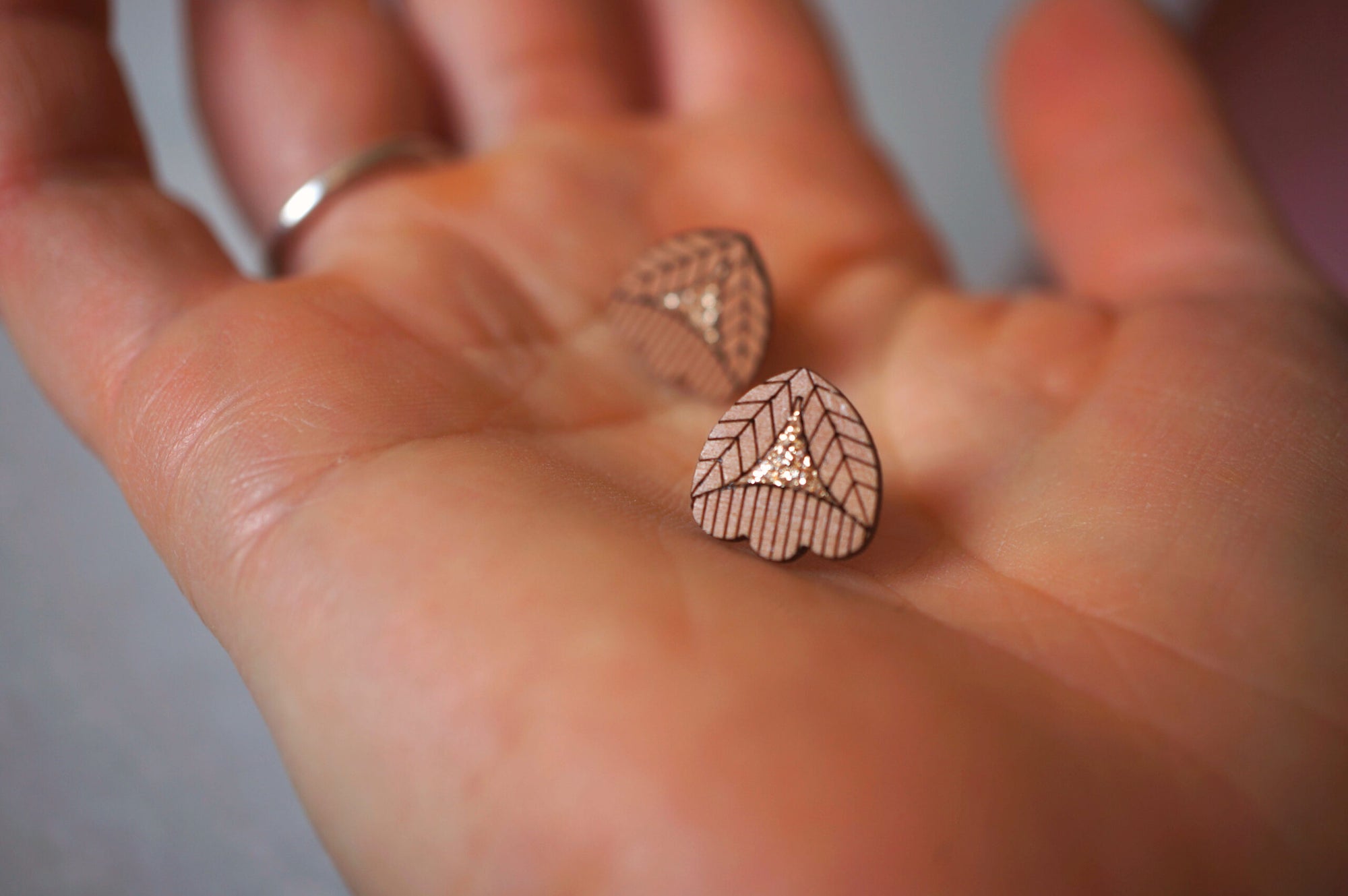 Petites puces Sarü en bois et intérieur pailleté - motif fleur