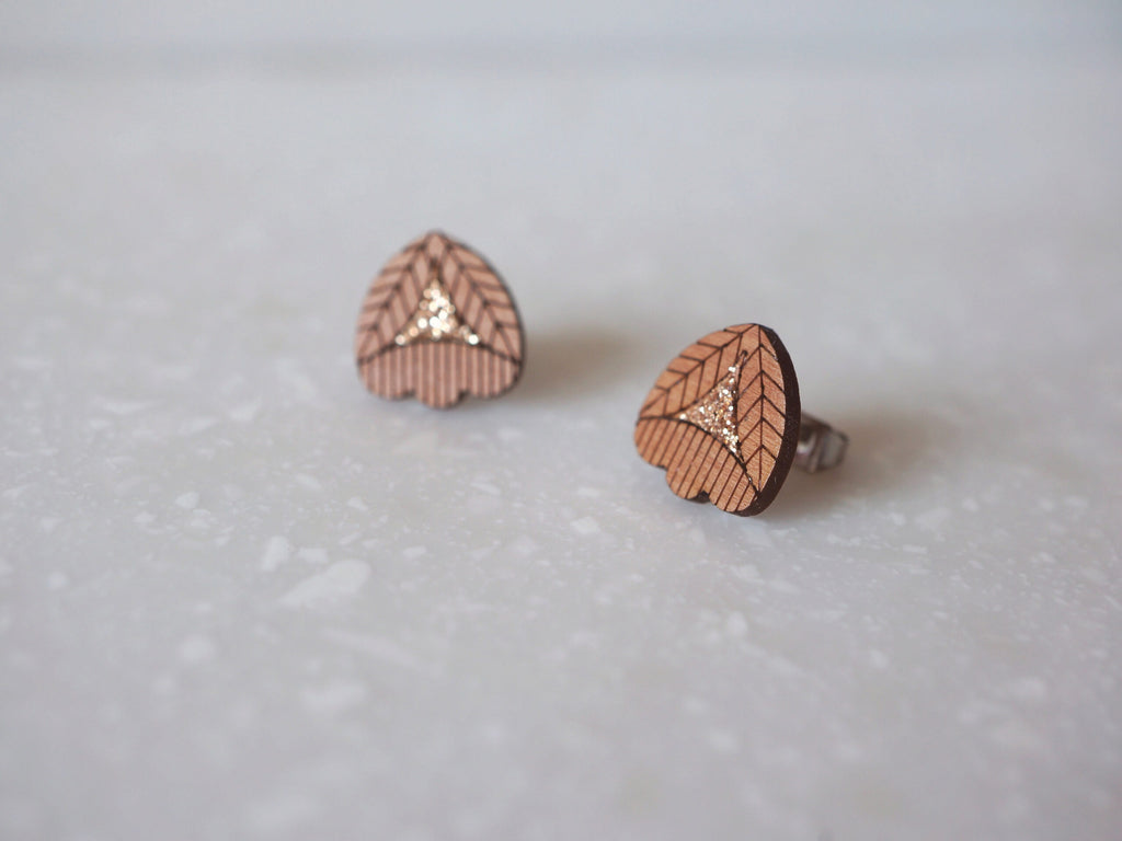 Petites puces Sarü en bois et intérieur pailleté - motif fleur