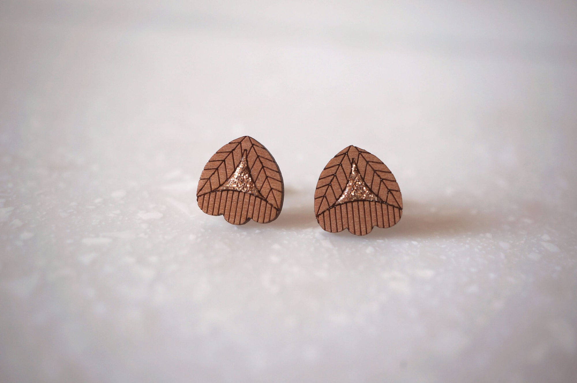 Petites puces Sarü en bois et intérieur pailleté - motif fleur