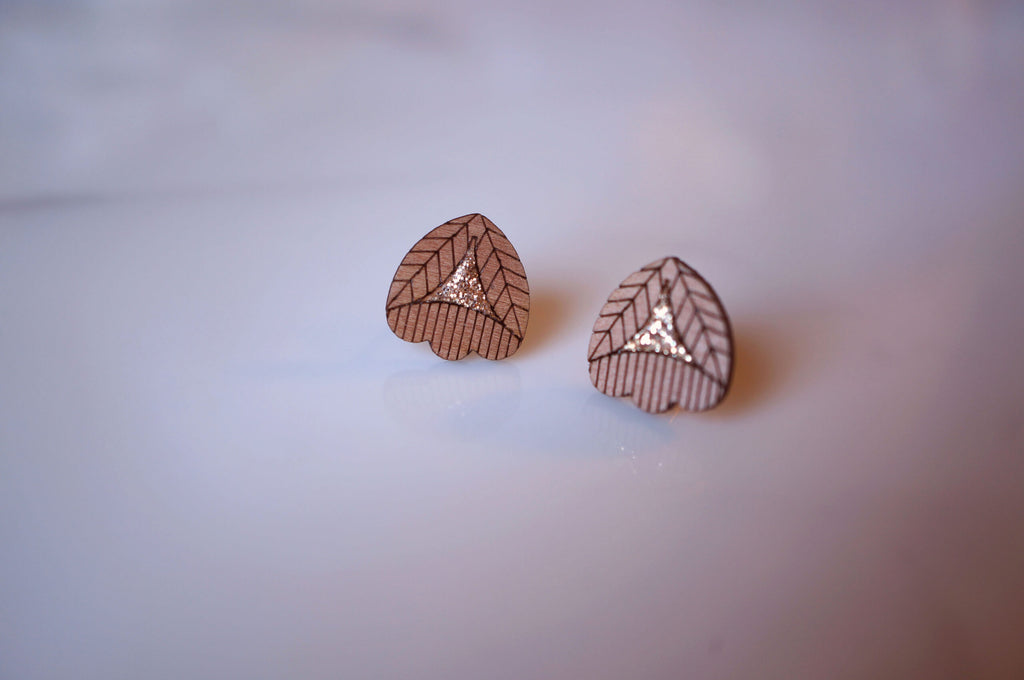 Petites puces Sarü en bois et intérieur pailleté - motif fleur